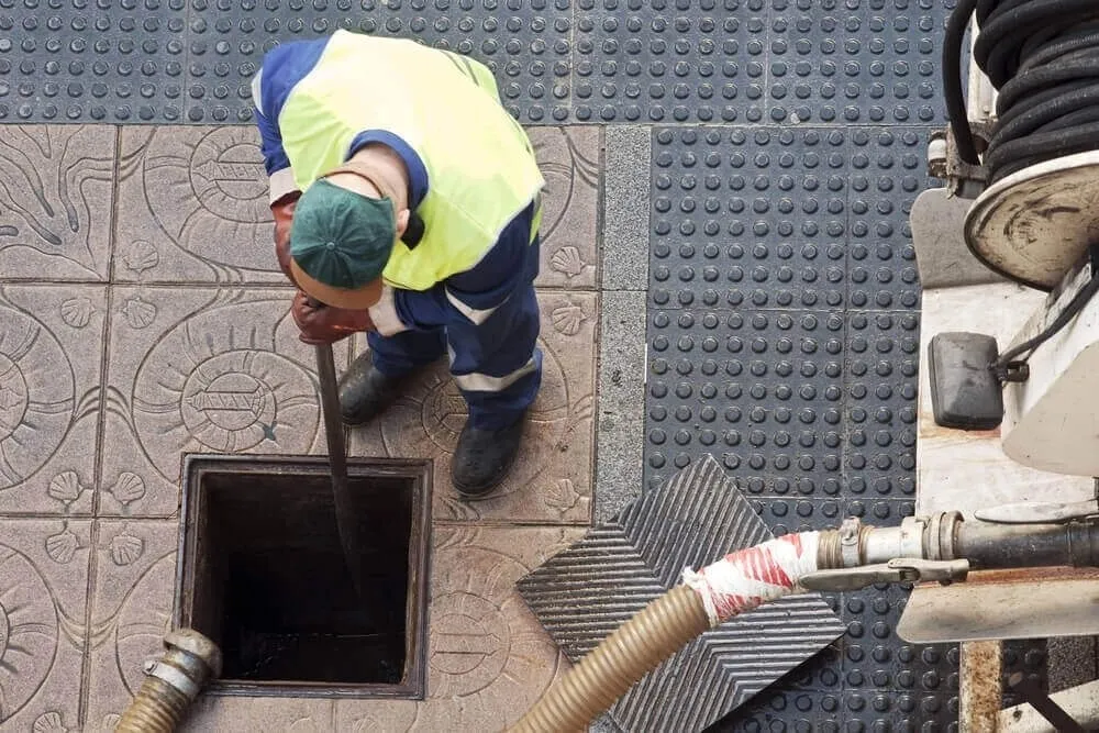 iPlumb clearing a blocked drain with high-pressure jetting